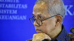 Ketua Dewan Komisioner LPS Anggito Abimanyu (kanan) berfoto bersama sesaat sebelum dimulainya konferensi pers hasil rapat berkala KSSK di Jakarta, Kamis (7/5/2026). (B-Universe Photo/Joanito De Saojoao)