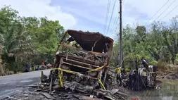 Personel Ditlantas Polda Sumatera Selatan melakukan olah tempat kejadian perkara (TKP) kecelakaan bus PO ALS yang terbakar di Jalan Lintas Sumatera, Kecamatan Karang Jaya, Kabupaten Musi Rawas Utara (Muratara), Sumatera Selatan, Kamis (7/5/2026). ANTARA FOTO/Rio Roma Dhoni/Lmo/kye