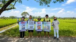 Para petani berfoto bersama usai mendapat pendampingan dari petugas lapangan Gama Agro Sejati. Perusahaan tersebut berkomitmen mendorong peningkatan produktivitas pertanian sekaligus memperkuat ekosistem agribisnis yang lebih berkelanjutan dengan melakukan pendampingan para petani di Indonesia. (Foto : Istimewa)
