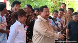 Presiden Prabowo Subianto didampingi Menkomdigi Meutya Hafid saat menyapa warga di Miangas, Kepulauan Talaud, Sulawesi Utara, Sabtu (09/05/2026)