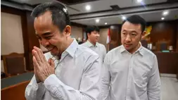 Tiga terdakwa kasus dugaan suap kepada sejumlah pejabat di Direktorat Jenderal Bea dan Cukai Kementerian Keuangan John Field (kiri), Dedy Kurniawan (kanan) dan Andri (tengah) bersiap meninggalkan ruangan usai menjalani sidang dengan agenda pembacaan dakwaan di Pengadilan Tipikor, Jakarta, Rabu (6/5/2026). ANTARA FOTO/Rivan Awal Lingga /YU