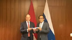 Wakil Menteri Perindustrian Faisol Riza dan Wakil Menteri Perindustrian dan Perdagangan Federasi Rusia Alexey Vladimirovich Gruzdev pada rangkaian Indonesia-Russia Business and Investment Forum 2026 di Saint Petersburg. (Dok. Istimewa)
