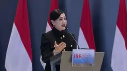 Ketua Dewan Komisioner Otoritas Jasa Keuangan (OJK) Friderica Widyasari Dewi saat menyampaikan paparan dalam acara Investor Relations Forum di Bursa Efek Indonesia, Jakarta, pada Senin (11/5/2026). (B-Universe Photo/Akmalal Hamdhi)