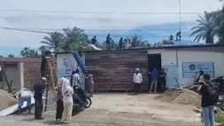 Suasana pembongkaran bangungan SPPG di Desa Mekar Sari, Asahan, Sumatra Utara, Senin (11/5/2026).