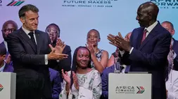 Presiden Prancis Emmanuel Macron (kiri) dan Presiden Kenya William Ruto (kanan) berpartisipasi dalam sesi pemuda Africa Forward, Creation in Motion selama KTT Africa Forward di Universitas Nairobi, Kenya, Senin (11/5/2026). (Foto: AP/ Brian Inganga)