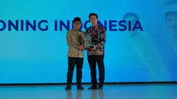 Menteri Koordinator Bidang Pemberdayaan Masyarakat Republik Indonesia, Muhaimin Iskandar menyerahkan penghargaan Paritrana Award 2025 dari Badan Penyelenggara Jaminan Sosial (BPJS) Ketenagakerjaan kepada Direktur PT Daikin Airconditioning Indonesia Budi Mulia (kanan).  (Foto: Dok Daikin)