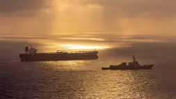 Kapal perusak berpeluru kendali kelas Arleigh Burke USS Rafael Peralta (DDG 115) melaksanakan blokade maritim terhadap kapal tanker minyak mentah berbendera Iran, Herby, ketika kapal tersebut berusaha berlayar menuju pelabuhan Iran pada 24 April 2026. (Foto: US Navy)