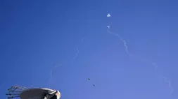 Sistem anti-rudal Iron Dome Israel menembak untuk mencegat rudal saat sirene serangan udara berbunyi di Tel Aviv, Israel pada 23 Oktober 2024. (Foto: Nathan Howard/ Pool Photo via AP)