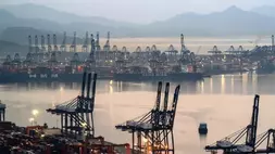 Terminal Kontainer Internasional Yantian di Shenzhen, China, merupakan pusat utama perdagangan global.