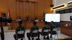 Hakim Ketua Pengadilan Militer II-08 Jakarta, Kolonel Fredy Ferdian Isnartanto saat memimpin sidang terhadap 4 terdakwa kasus penyiraman air keras terhadap Andrie Yunus. 