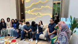 Ketua Komisi II DPR, Rifqinizamy Karsayudha saat menerima Josepha Alexandra dan Tim Cerdas Cermat SMAN 1 Pontianak, di Jakarta, Rabu (13/5/2026).
