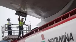 Petugas mengisi avtur ke pesawat Boeing 777-31H(ER) dengan nomor penerbangan SV5103 milik maskapai penerbangan Saudia di Bandara Internasional Sultan Mahmud Baddarudin (SMB) II Palembang, Kamis (23/4/2026). (ANTARA FOTO/Nova Wahyudi)