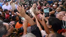Presiden Prabowo Subianto menyapa masyarakat Kecamatan Khusus Miangas, Kabupaten Kepulauan Talaud, Provinsi Sulawesi Utara, pada Sabtu (9/5/2026). (Foto: BPMI Setpres/Cahyo) 