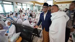 Wamenhaj Dahnil Anzar Simanjuntak saat menyampaikan pesan kepada para celon jemaah haji di embarkasi Surabaya, Jumat (15/5/2026)