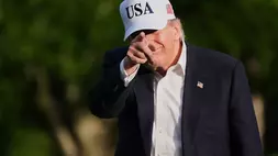 Presiden AS Donald Trump memberi isyarat kepada wartawan saat berjalan melintasi halaman selatan Gedung Putih, Jumat (15/5/2026) di Washington, AS. (Foto: AP/ Jacquelyn Martin)