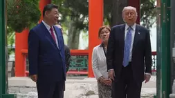 Presiden AS Donald Trump berbicara dengan Presiden China Xi Jinping di kompleks kepemimpinan Zhongnanhai, Jumat (15/5/2026) di Beijing, China. (Foto: AP/ Mark Schiefelbein)
