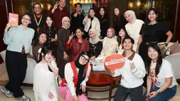 Traveler Gen Z tergabung dalam Klook Kreator berfoto di Klook Explore: Where Travel is Heading Next di Jakarta