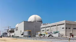 Foto tanpa tanggal ini, yang dirilis oleh kantor berita WAM milik negara Uni Emirat Arab (UEA), menunjukkan pembangkit listrik tenaga nuklir Barakah yang sedang dibangun di gurun barat Abu Dhabi. (Foto: Arun Girija/Emirates Nuclear Energy Corporation/WAM via AP)