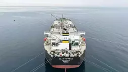 Foto udara menunjukkan kapal tanker minyak mentah berbendera Yunani, Asahi Princess, di lepas pantai kilang pelabuhan Baniyas Suriah di sepanjang Laut Mediterania pada 15 April 2026 karena Selat Hormuz masih tidak dapat dilalui. Kondisi ini mendorong kenaikan harga bahan bakar di seluruh dunia (Foto: AFP)