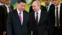 Presiden China Xi Jinping (kiri) dan Presiden Rusia Vladimir Putin memasuki aula untuk melakukan pembicaraan di Kremlin di Moskow, Rusia. (Foto: AP)