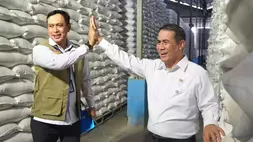 Menteri Pertanian Andi Amran Sulaiman dan Direktur Utama Perum Bulog Ahmad Rizal Ramdhani saat mengecek stok beras di salah satu gudang Bulog belum lama ini. Stok Cadangan Beras Pemerintah (CBP) di Bulog per Mei ini sudah 5 juta ton lebih. (Foto : Istimewa)