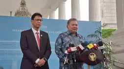 Menteri Koordinator (Menko) Bidang Perekonomian Airlangga Hartarto (kanan) dan Menteri Keuangan Purbaya Yudhi Sadewa dalam konferensi pers di Istana Kepresidenan, Jakarta, Jumat (22/5/2026).