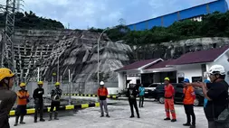 Petugas PLN bersiaga dan melakukan koordinasi di area Gardu Induk Tegangan Ekstra Tinggi (GITET) New Aur Duri, Kabupaten Muaro Jambi, Jambi sebelum melakukan pekerjaan pemulihan sistem kelistrikan pada jaringan transmisi Saluran Udara Tegangan Ekstra Tinggi (SUTET) 275 kilovolt (kV) Muara Bungo-Sungai Rumbai. (Foto: PLN)