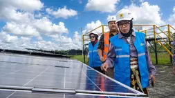 Dirjen Energi Baru, Terbarukan, dan Konservasi Energi (EBTKE) Kementerian ESDM Eniya Listiani Dewi bersama General Manager PLN Unit Induk Wilayah (UIW) NTB, Sri Heny Purwanti saat mengunjungi PLTS Sengkol Lombok Tengah, Minggu (24/5/2026).