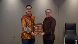 Presiden Direktur/CEO IIF Rizki Pribadi Hasan (kanan) dan Presiden Direktur PT Arkora Hydro Tbk Aldo Artoko.