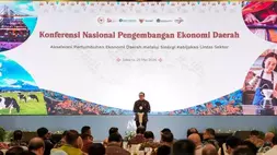 Wakil Menteri Keuangan Juda Agung saat pidato dalam Konferensi Nasional Pengembangan Ekonomi Daerah yang diselenggarakan Otoritas Jasa Keuangan (OJK) di Balai Kartini, Jakarta, Senin (25/5/2026). (Foto: Kemenkeu/Rizky Pambagio)