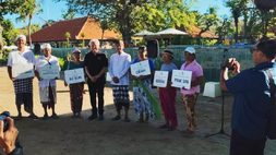 Founder eL Hotel & Resort Bali Sanur, Enggartiasto Lukita menyerahkan 6 kios untuk pelaku usaha UMKM di Pantai Intaran Sanur, Bali.