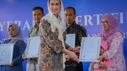 Menteri Pariwisata Widiyanti Putri Wardhana menyerahkan sertifikat halal kepada UMKM di Desa Wisata Jatimulyo, Kulon Progo, Daerah Istimewa Yogyakarta, Minggu, 31 Mei 2026. (Birkom Kemenpar).