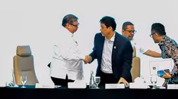 Menteri Keuangan Purbaya Yudhi Sadewa (kanan) dan Menteri Koordinator Bidang Perekonomian Airlangga Hartarto(kiri) dalam konferensi pers di Wisma Danantara pada Minggu (31/5/2026). (Sumber Foto :Humas Kementerian Keuangan)
