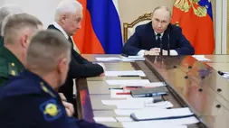 Presiden Rusia Vladimir Putin (kanan) menghadiri pertemuan dengan para perwira militer senior sementara Menteri Pertahanan Rusia Andrei Belousov (keempat dari kiri) duduk di dekatnya di Kremlin di Moskow, Rusia (29/12/2025). (Foto: Mikhail Metzel/ Sputnik, Kremlin Pool Photo via AP)