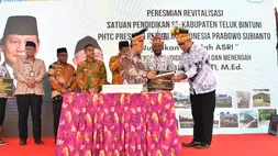 Mendikdasmen Abdul Mukti saat meresmikan satuan pendidikan di Kabupaten Teluk Bintuni, Papua Barat.