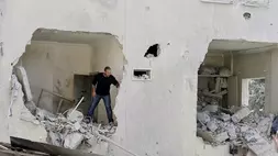 Seorang penduduk memeriksa kehancuran yang disebabkan oleh serangan udara Israel di Ansariyeh, Lebanon, Sabtu (30/5/2026). (Foto: ANTARA/Xinhua/Ali Hashisho/aa)