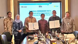 Penandatangan Perjanjian Jual Beli Tenaga Listrik (PJBTL) antara PLN yang diwakili Senior Manager Niaga dan Manajemen Pelanggan PLN UID Jawa Barat, Martindar Jalu Respati (kedua dari kanan) mewakili General Manager PLN UID Jabar dengan BDx Indonesia yang diwakili CEO BDx Indonesia, Agus Hartono Wijaya (ketiga dari kiri) disaksikan oleh Direktur Retail dan Niaga PLN, Adi Priyanto (ketiga dari kanan) didampingi EVP Penjualan dan Pelayanan Pelanggan Enterprise PLN, Dini Sulistyawati (kedua dari kiri), EVP Penjualan dan Pelayanan Pelanggan Retail PLN, Joni (kanan), dan EVP Manajemen Konstruksi Jawa, Madura, Bali, Nusa Tenggara, Maluku, dan Papua, Widyo Anggoro Putro (kiri) di Kantor PLN Pusat, Selasa, 19 Mei 2026. (PLN)
