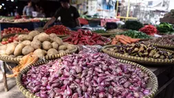 Penjual merapikan dagangannya di Pasar Tradisional Kiaracondong, Bandung, Jawa Barat, Selasa (2/6/2026). (ANTARA FOTO/Novrian Arbi)