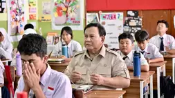 Presiden Prabowo Subianto meninjau pelaksanaan program makan bergizi Gratis (MBG) di Sekolah Menengah Pertama Negeri (SMPN) 111 Jakarta, Selasa (2/6/2026). (Foto: Sekretariat Presiden)