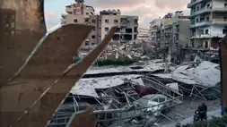 Seorang pria menyingkirkan puing-puing bangunan yang terkena serangan udara Israel pada Senin (1/6/2026) di kota pelabuhan Tyre, Lebanon selatan, Selasa (2/6/2026). (Foto: AP/ Mohammed Zaatari)