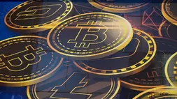 Sebuah iklan mata uang kripto Bitcoin (BTC) ditampilkan di sebuah gedung di Hong Kong pada 18 November 2021. (Foto: AP/ Kin Cheung)