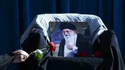 Seorang warga memberikan penghormatan bunga mawar saat unjuk rasa untuk berkabung untuk pemimpin tertinggi Iran yang telah meninggal, Ali Khamenei, dan menyatakan kesetiaan kepada Pemimpin Tertinggi yang sedang menjabat, Mojtaba Khamenei, di Teheran, Iran, Kamis (7/5/2026). (Foto: ANTARA/Xinhua/Shadati/aa)