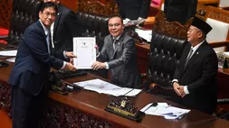 Menteri Keuangan Purbaya Yudhi Sadewa (kiri) menyerahkan berkas pendapat akhir kepada Wakil Ketua DPR Sufmi Dasco Ahmad (tengah) dan Cucun Ahmad Syamsurijal (kanan) saat Rapat Paripurna DPR di Kompleks Parlemen, Senayan, Jakarta, Kamis (4/6/2026). (ANTARA FOTO/Rivan Awal Lingga)
