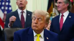Presiden AS Donald Trump mendengarkan saat Menteri Energi Chris Wright berbicara bersama Menteri Dalam Negeri Doug Burgum, pada sebuah acara tentang batu bara, Kamis (4/6/2026) di Ruang Oval Gedung Putih di Washington, AS. (Foto: AP/ Julia Demaree Nikhinson)
