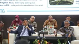 Menteri Keuangan (Menkeu) Purbaya Yudhi Sadewa (kiri), bersama Wakil Menteri Keuangan Suahasil Nazara (kanan), beserta jajaran pejabat Kementrian Keuangan dalam konferensi pers APBN Kinerja dan Fakta (KiTa) Edisi Juni 2026 di kantor Kementerian Keuangan, Jakarta, Jumat (5/6/2026). Anggaran Pendapatan dan Belanja Negara (APBN) 2026 mengalami defisit senilai Rp 180,4 triliun pada Mei 2026. Bila dibandingkan dengan produk domestik bruto (PDB) maka defisit sebesar 0,7% dari PDB. Bila dibandingkan secara tahunan pada Mei 2026 terjadi pertumbuhan defisit hingga 763,2% sebab pada Mei 2025 defisit APBN hanya mencapai Rp 20,9 triliun atau 0,09% dari PDB. Pemerintah telah melakukan pembiayaan sebesar Rp 379,4 triliun per 31 Mei 2026. Sementara itu keseimbangan primer tercatat surplus Rp 58,6 triliun. (Foto: Berita Satu Photo/Joanito De Saojoao)