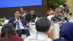 Menteri Keuangan (Menkeu) Purbaya Yudhi Sadewa (kiri), bersama Wakil Menteri Keuangan Suahasil Nazara (kanan), beserta jajaran pejabat Kementrian Keuangan dalam konferensi pers APBN Kinerja dan Fakta (KiTa) Edisi Juni 2026 di kantor Kementerian Keuangan, Jakarta, Jumat (5/6/2026). Anggaran Pendapatan dan Belanja Negara (APBN) 2026 mengalami defisit senilai Rp 180,4 triliun pada Mei 2026. Bila dibandingkan dengan produk domestik bruto (PDB) maka defisit sebesar 0,7% dari PDB. Bila dibandingkan secara tahunan pada Mei 2026 terjadi pertumbuhan defisit hingga 763,2% sebab pada Mei 2025 defisit APBN hanya mencapai Rp 20,9 triliun atau 0,09% dari PDB. Pemerintah telah melakukan pembiayaan sebesar Rp 379,4 triliun per 31 Mei 2026. Sementara itu keseimbangan primer tercatat surplus Rp 58,6 triliun. (Foto: Berita Satu Photo/Joanito De Saojoao)