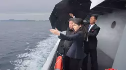 Foto ini, yang disediakan oleh pemerintah Korea Utara, menunjukkan pemimpinnya Kim Jong Un (kiri) dan putrinya mengamati uji coba laut kapal perusak Kang Kon di lokasi yang dirahasiakan di Korea Utara, Kamis (4/6/2026). Jurnalis independen tidak diberi akses untuk meliput acara yang digambarkan dalam gambar yang didistribusikan oleh pemerintah Korea Utara ini. Isi gambar ini sebagaimana adanya dan tidak dapat diverifikasi secara independen. Tanda air berbahasa Korea pada gambar sebagaimana disediakan oleh sumbernya berbunyi: KCNA yang merupakan singkatan dari Korean Central News Agency. (Foto: Korean Central News Agency/ Korea News Service via AP)