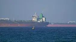 Sebuah kapal menunggu untuk melewati Selat Hormuz setelah gencatan senjata sementara selama dua minggu antara AS dan Iran, yang bergantung pada pembukaan selat tersebut, di Oman pada 8 April 2026. Lalu lintas pengiriman tetap berada pada tingkat rendah, menurut laporan. (Foto: Anadolu Agency/pri)