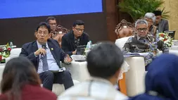 Menteri Keuangan (Menkeu) Purbaya Yudhi Sadewa (kiri), bersama Wakil Menteri Keuangan Suahasil Nazara (kanan), beserta jajaran pejabat Kementrian Keuangan dalam konferensi pers APBN Kinerja dan Fakta (KiTa) Edisi Juni 2026 di kantor Kementerian Keuangan, Jakarta, Jumat (5/6/2026). (B-Universe Photo/Joanito De Saojoao)