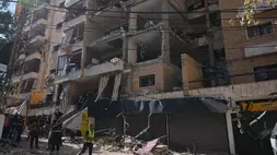 Petugas keamanan Lebanon berkumpul di lokasi di mana serangan udara Israel menghantam sebuah bangunan di Dahiyeh, pinggiran selatan Beirut, Lebanon, Minggu (7/6/2026). (Foto: AP/ Hassan Ammar)
